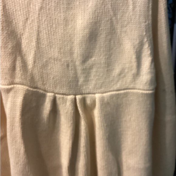 Beautiful sweater with fitted back, sculpted pockets. - Picture 2 of 7